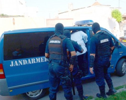 Poliţiştii constănţeni au descins în 15 locuinţe şi au verificat 185 de maşini
